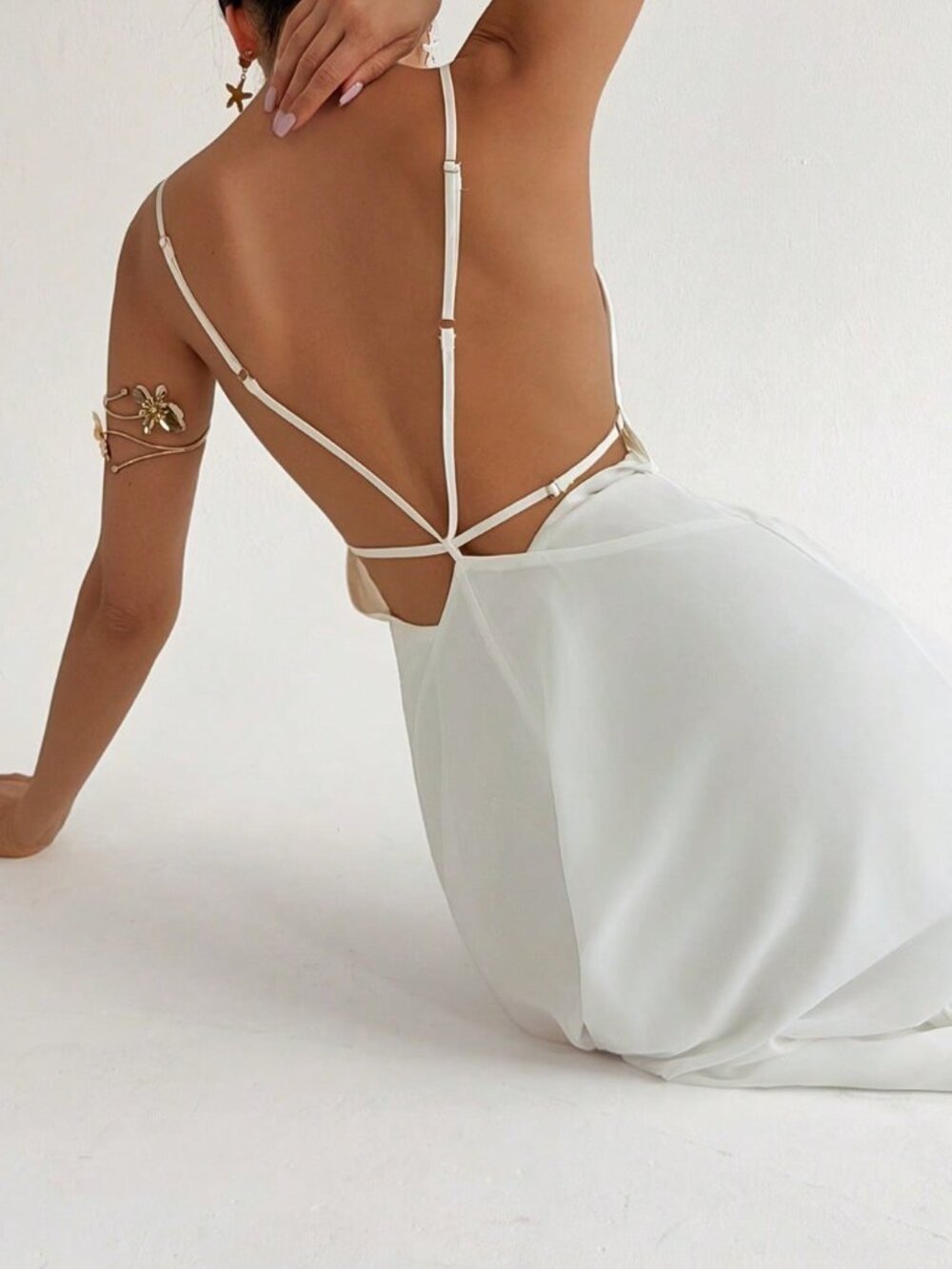 White Elegant Backless Women's Sexy Beach Holiday Dress - Picture 7 of 9